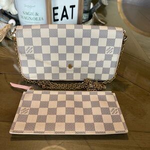 $1200 🅿️🅿️ - Authentic Louis Vuitton Felicie